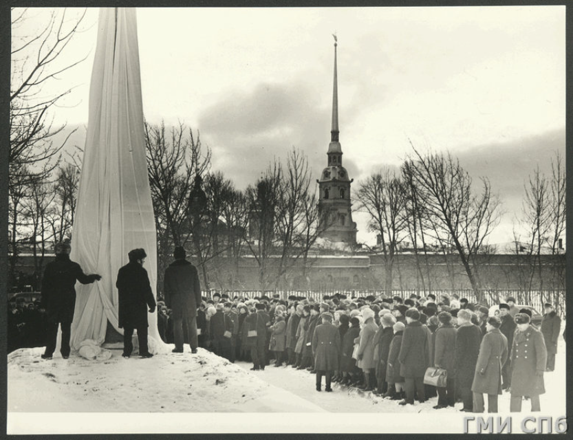 Борис Лосин. Открытие обелиска на месте казни декабристов. Правообладатель: Государственный музей истории Санкт-Петербурга, goskatalog.ru.