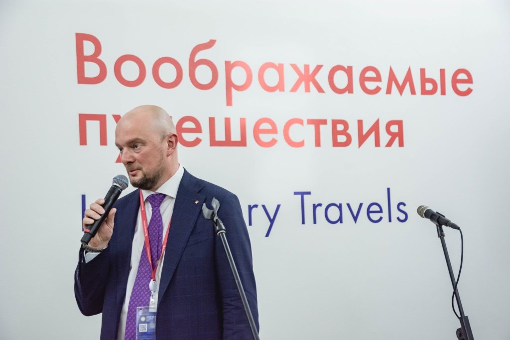 Первый заместитель директора Фонда Росконгресс Андрей Реут выступает с речью. Фото: Ирина Иванова.