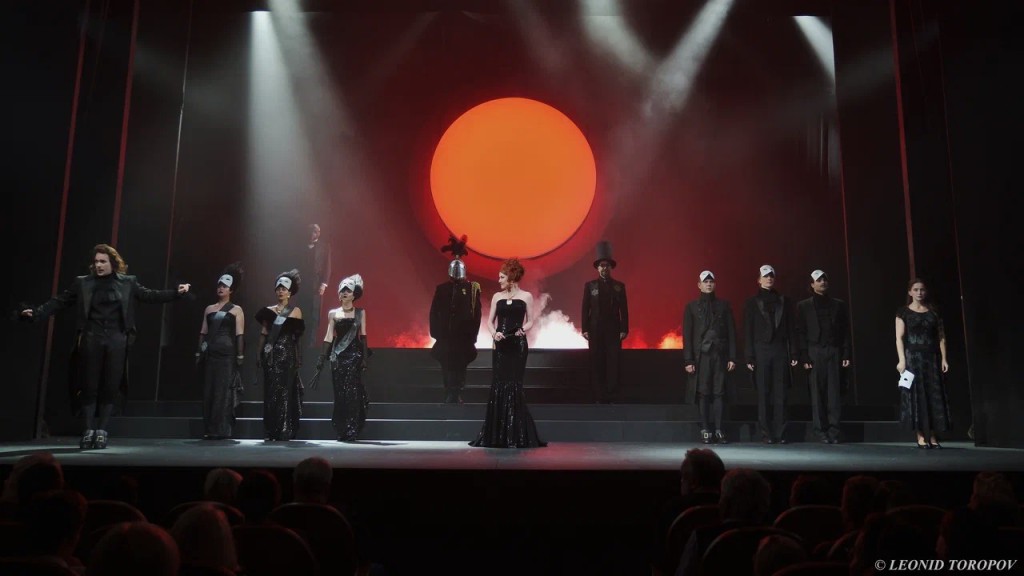 Спектакль решен скромными, элементарными, но четкими средствами и приемами.