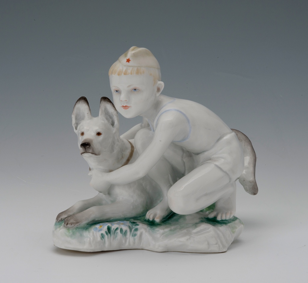 Скульптура «Мальчик с собакой» («Юный пограничник») 1951 Модель Г.С. Столбовой (1950). Роспись Е. Н. Лупановой. 