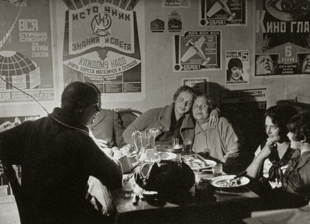 Александр Родченко. В мастерской Родченко и Степановой, 1925 ©Предоставлено Фондом Still Art.jpg