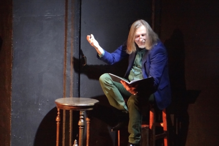 Юрий Томашевский в спектакле «Опасные гастроли Высоцкого и Шемякина в весёлом городе Париже» (Театральный музей, 2017). Источник: theatremuseum.ru. Правообладатель: theatremuseum.ru. Юрий Томашевский в спектакле «Опасные гастроли Высоцкого и Шемякина в весёлом городе Париже» (Театральный музей, 2017). Источник: theatremuseum.ru. Правообладатель: theatremuseum.ru.