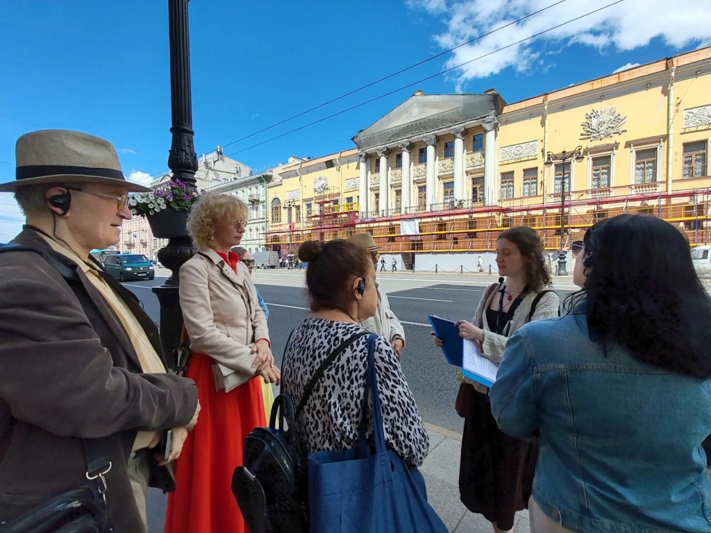 Вы совершите путешествие по гриновскому Петербургу и Петрограду, а затем перенесётесь в фантастическую Гринландию. 