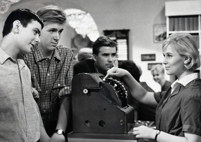 Кадр из фильма «Я шагаю по Москве» (1963, СССР). Фото: vkadrefest.ru. Правообладатель: vkadrefest.ru. Кадр из фильма «Я шагаю по Москве» (1963, СССР). Фото: vkadrefest.ru. Правообладатель: vkadrefest.ru.