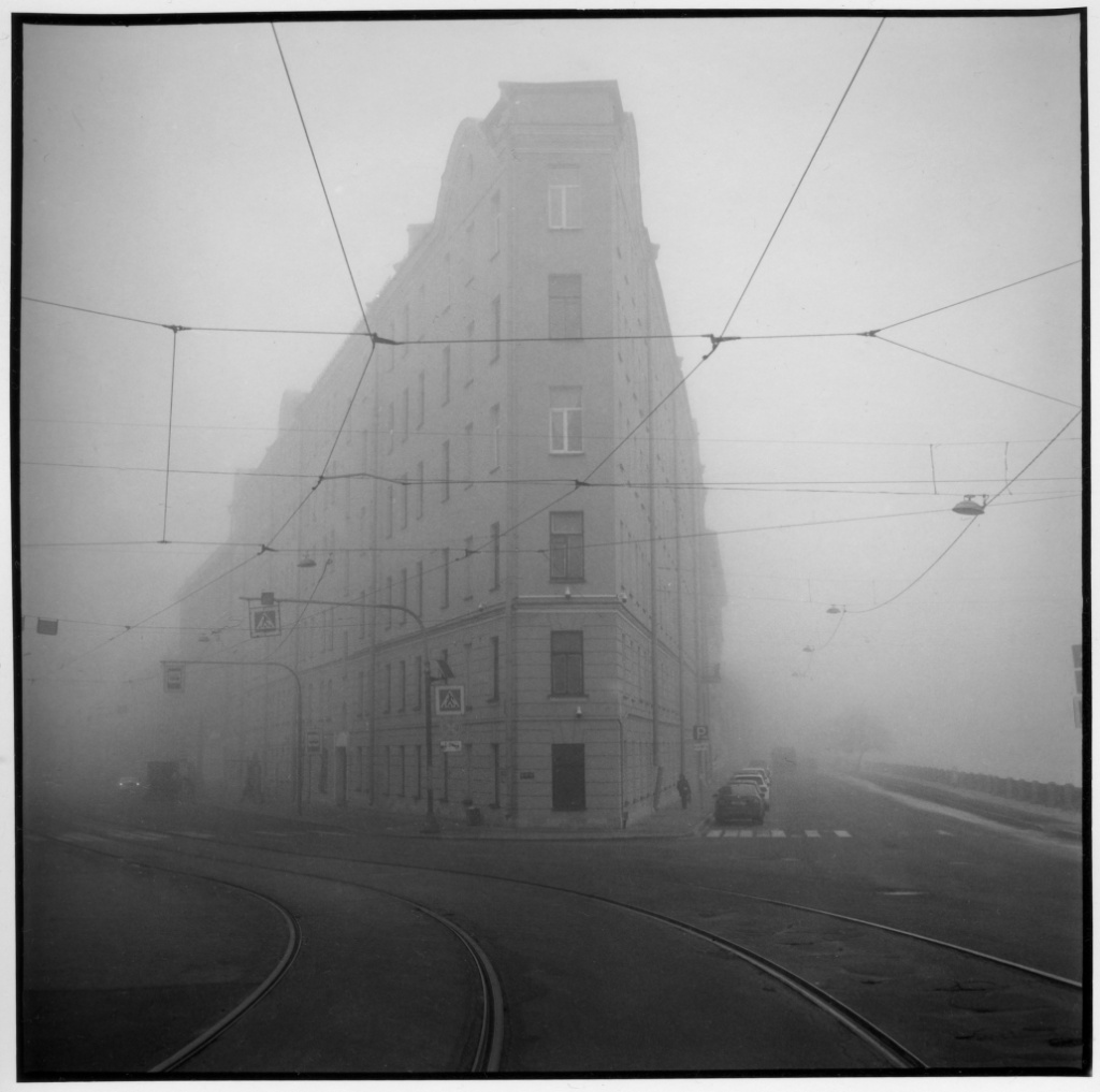 Фотографии, представленные на выставке, запечатлели улицы, каналы мосты старой Коломны в туманной дымке. Фотографии, представленные на выставке, запечатлели улицы, каналы мосты старой Коломны в туманной дымке.