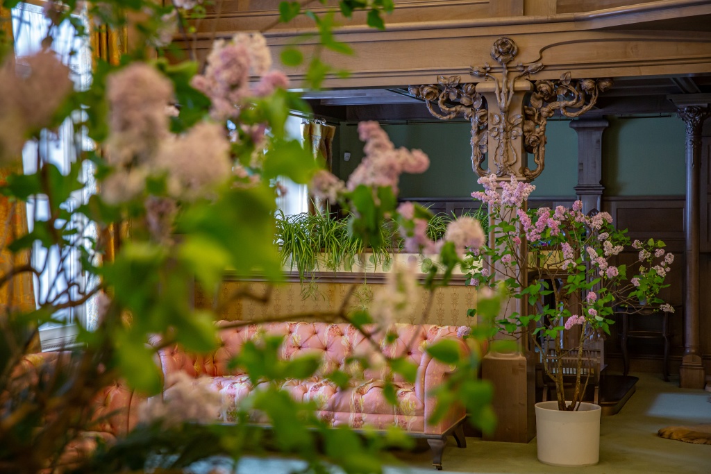 Императрица Александра Федоровна любила цветы – комнаты на ее личной половине были убраны живыми цветами круглый год. 