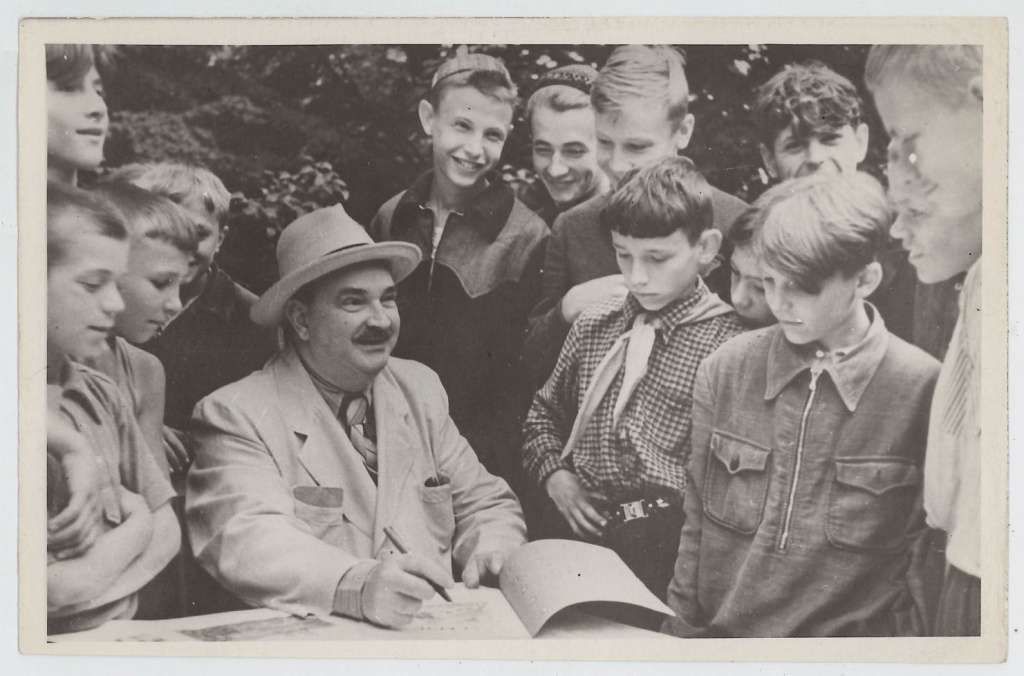 В.В. Бианки с детьми в Дубулты. 1955.