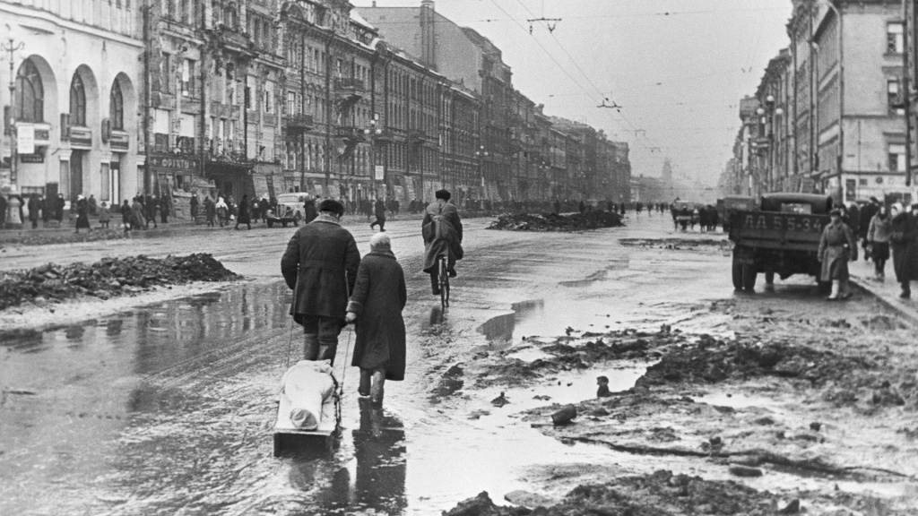 На Невском проспект. 1942. На Невском проспект. 1942.