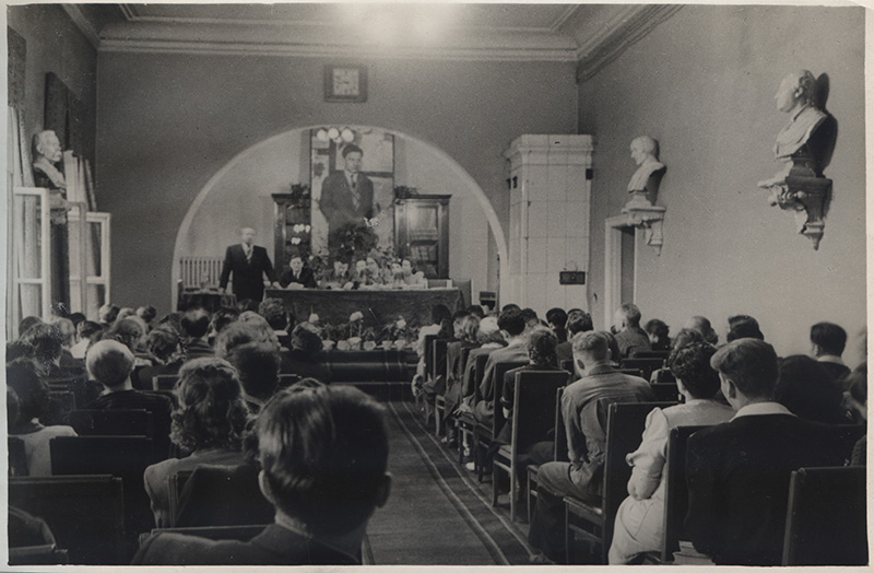 10 июля 1953 г. прошел литературный вечер, посвященный 60-летию со дня рождения В. В. Маяковского и присвоению библиотеке его имени