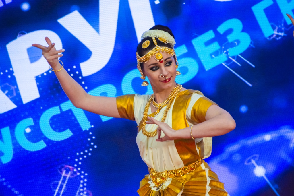 Танцовщица в классических индийских украшениях. Фото: Ирина Иванова.