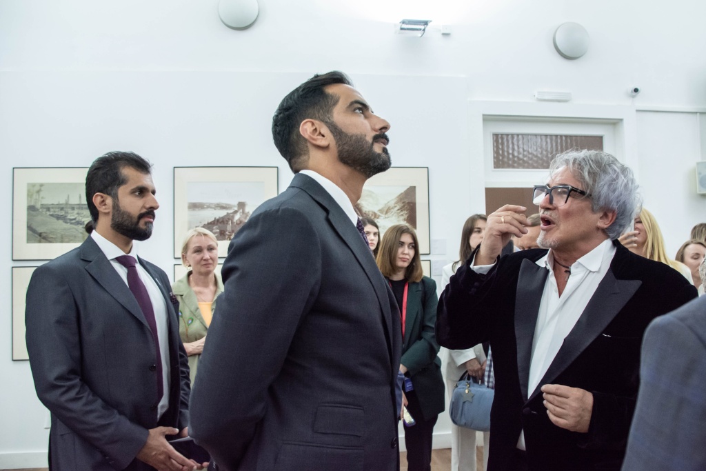 Дмитрий Дибров рассказывает гостям о РОСФОТО. Фото: Ирина Иванова.