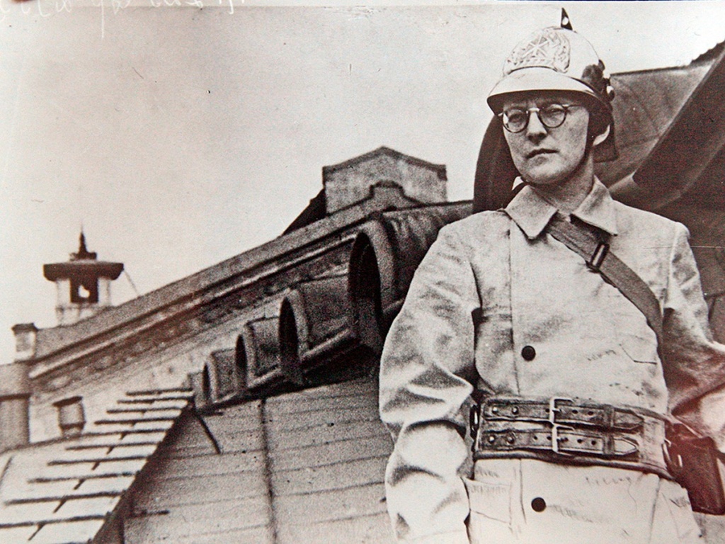 Дмитрий Шостакович на защите Ленинграда, 1941 год. Дмитрий Шостакович на защите Ленинграда, 1941 год.