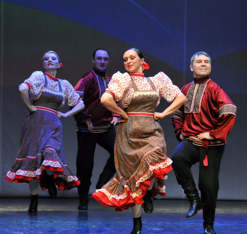 Многие участники «Россияночки», став взрослыми, не могут расстаться с любимым хобби и переходят в коллектив народного танца «Росичи». Фото: vk.com/rosichi_spb. 