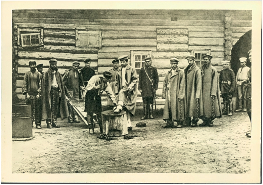 Антон Чехов привез с Сахалина фотографию, где арестантов заковывают в кандалы. Правообладатель: ГМИ СПБ, goskatalog.ru.