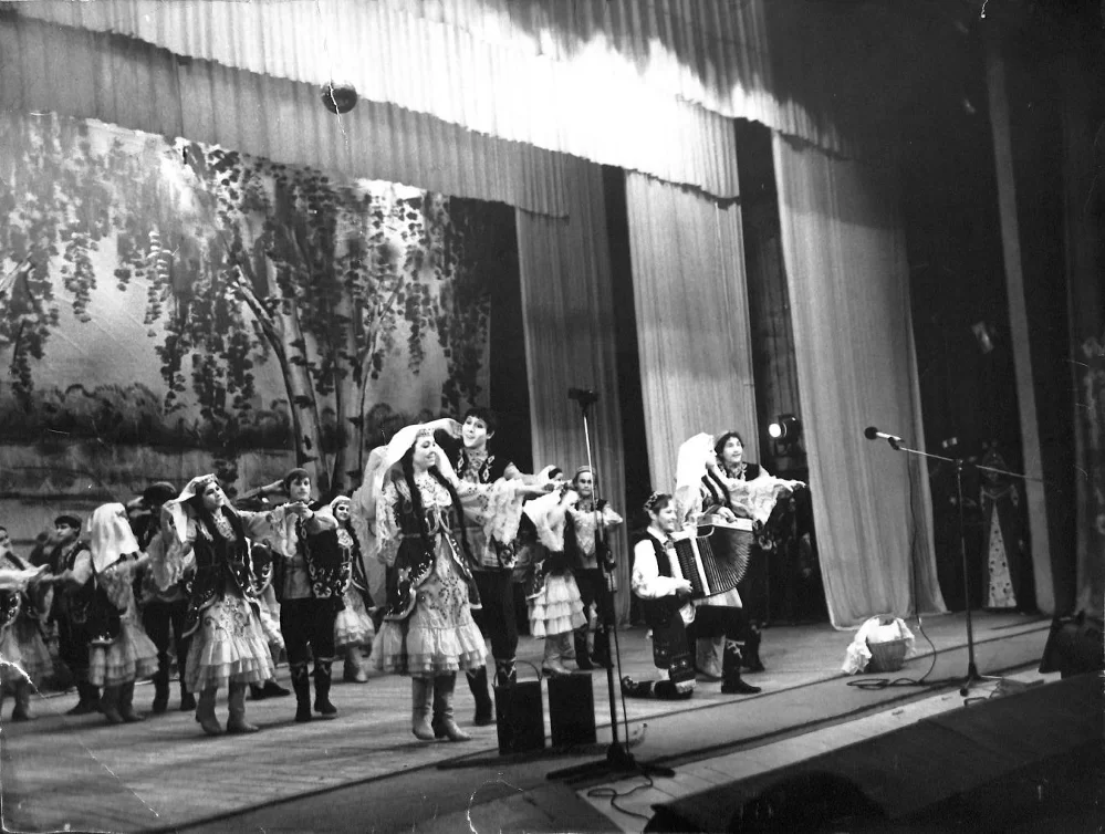 Ансамбль танцев «Камазовские узоры». 1982 г. Правообладатель: Историко-краеведческий музей г. Набережные Челны. Ансамбль танцев «Камазовские узоры». 1982 г. Правообладатель: Историко-краеведческий музей г. Набережные Челны.