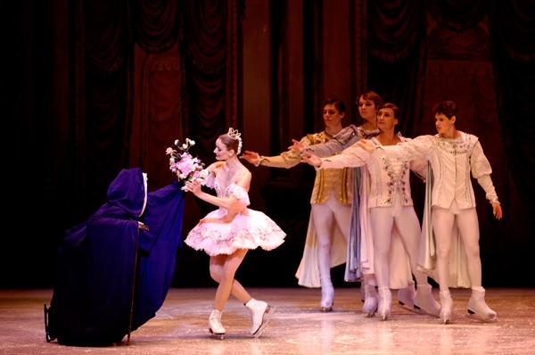 Сцена из балета «Спящая красавица». Правообладатель: Государственный балет льду Санкт-Петербурга. Спящая красавица. Правообладатель: Государственный балет льду Санкт-Петербурга.