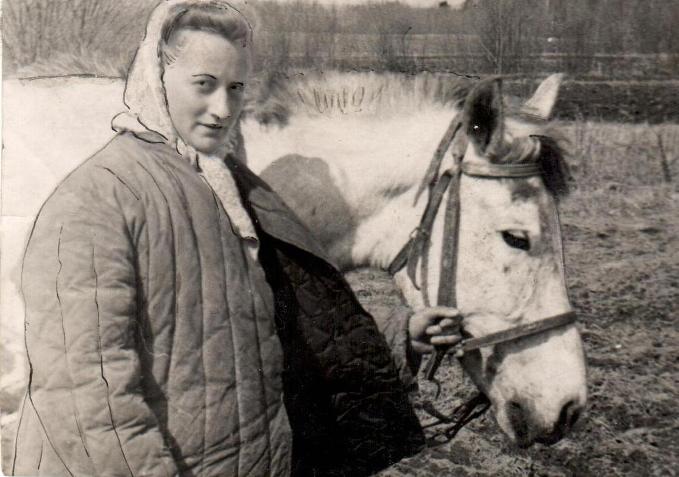 Нина с конем.jpg