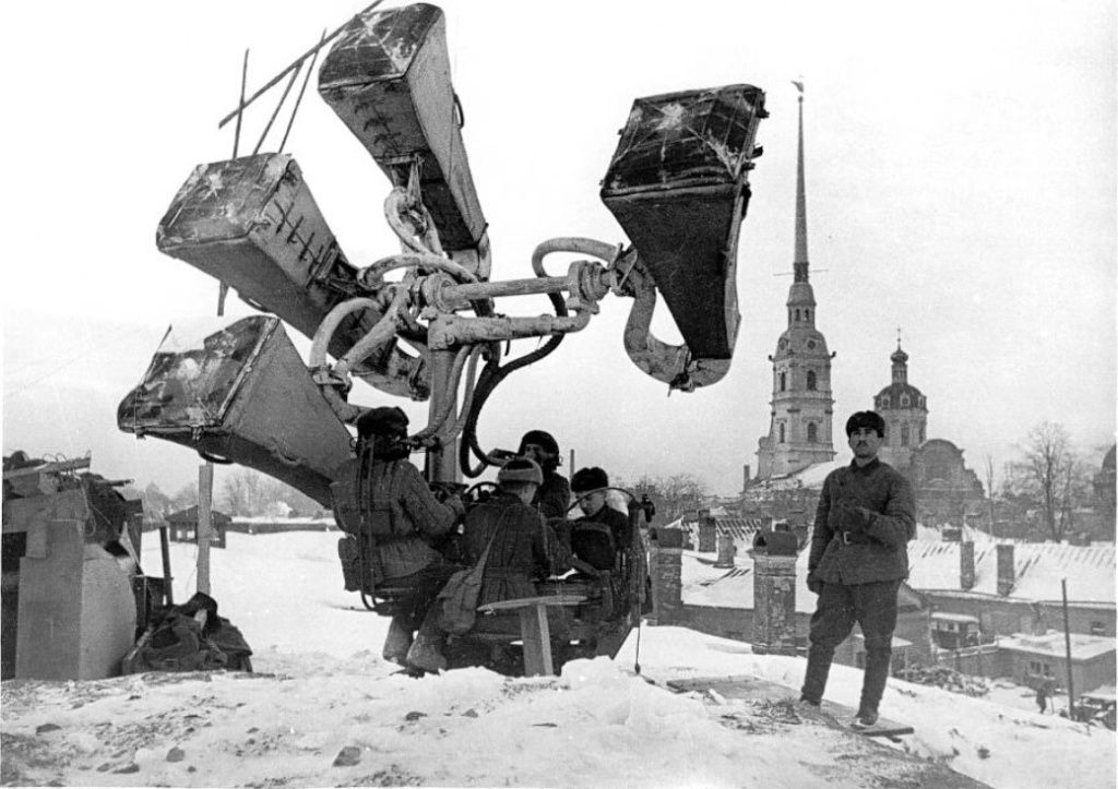 Слухачи в 1942 году. Правообладатель: Давид Трахтенберг / ЦГАКФФД СПб. Слухачи в 1942 году. Правообладатель: Давид Трахтенберг / ЦГАКФФД СПб.