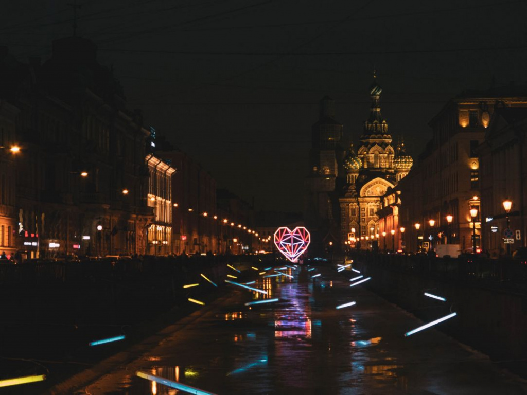 Сердце на канале Грибоедова рядом со собором Спас на крови. Фото: Ирина Иванова