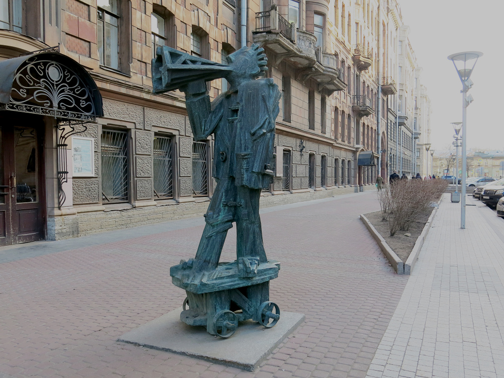 Памятник агитатору / режиссеру / оратору. Фото: Ирина Иванова