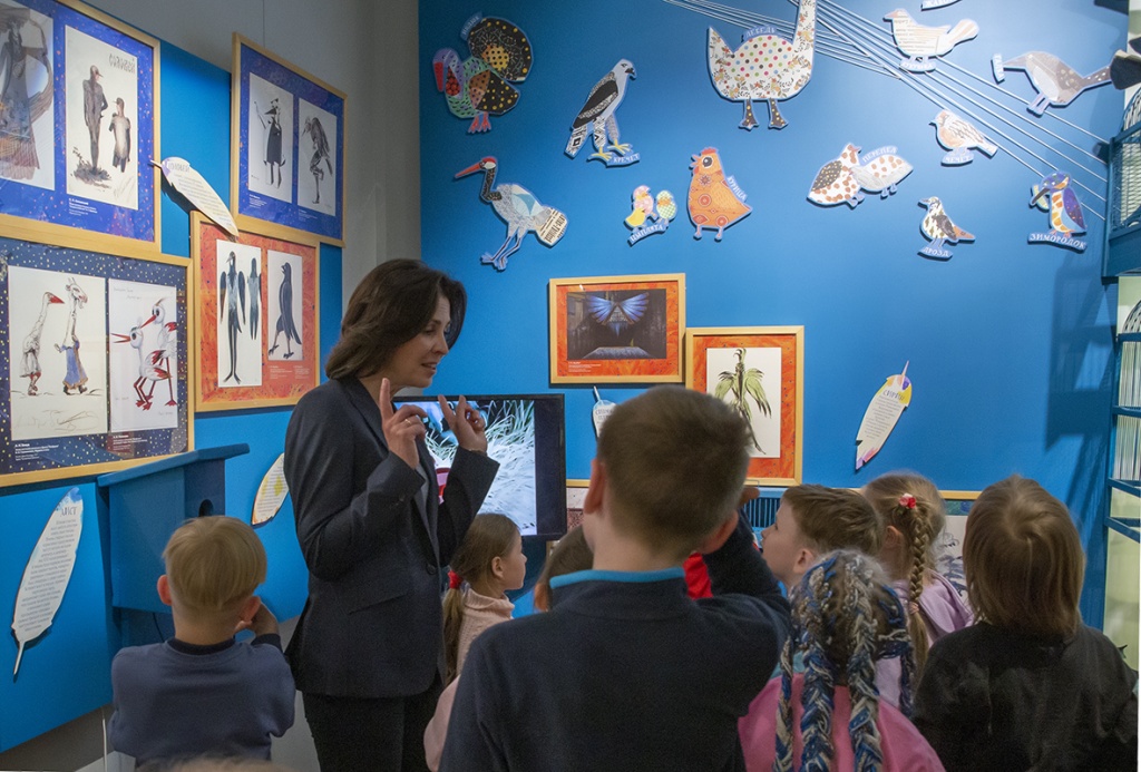 Нина Владимировна Костенко проводит экскурсию по выставке «Музыка птиц» для детей. Фото: пресс-служба музея театрального и музыкального искусства. 