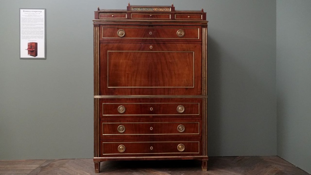 Новый всплеск интереса к мебели в стиле «жакоб» относится к эпохе Александра III. 