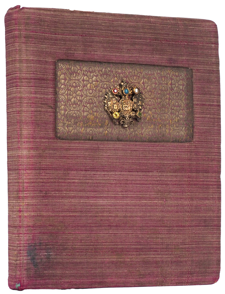 Личный фотоальбом Александры Федоровны с двадцатью шестью фотографиями царской семьи продали на аукционе «Литфонд» за 13 миллионов рублей.  Личный фотоальбом Александры Федоровны с двадцатью шестью фотографиями царской семьи продали на аукционе «Литфонд» за 13 миллионов рублей.