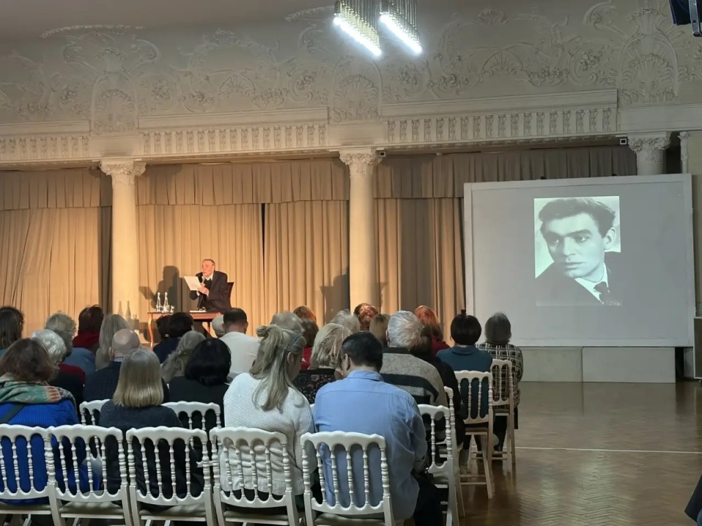 Правообладатель: Академический театр Комедии им. Н.П. Акимова.