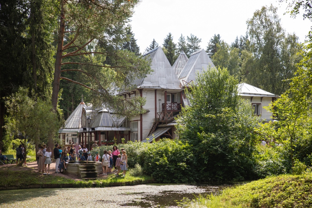 В настоящее время коллектив музея работает над восстановлением мемориальной экспозиции. В настоящее время коллектив музея работает над восстановлением мемориальной экспозиции.