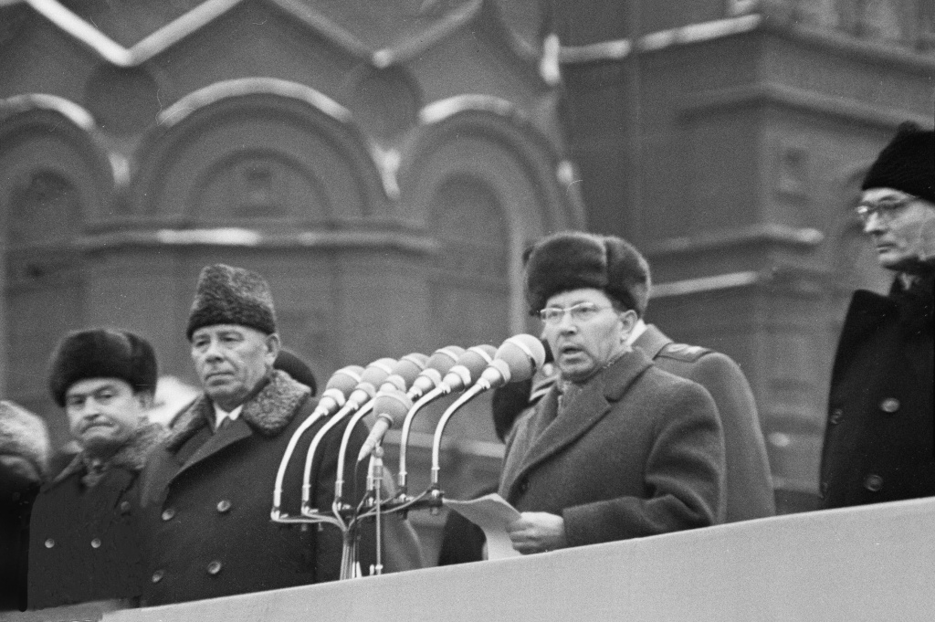 Первый секретарь Московского горкома партии Николай Григорьевич Егорычев выступает во время траурного митинга на Манежной площади по случаю захоронения праха Неизвестного Солдата 3 декабря 1966 года. Правообладатель: Главархив Москвы, официальный портал Мэра и Правительства Москвы, mos.ru. Первый секретарь Московского горкома партии Николай Григорьевич Егорычев выступает во время траурного митинга на Манежной площади по случаю захоронения праха Неизвестного Солдата 3 декабря 1966 года. Правообладатель: Главархив Москвы, официальный портал Мэра и Правительства Москвы, mos.ru.