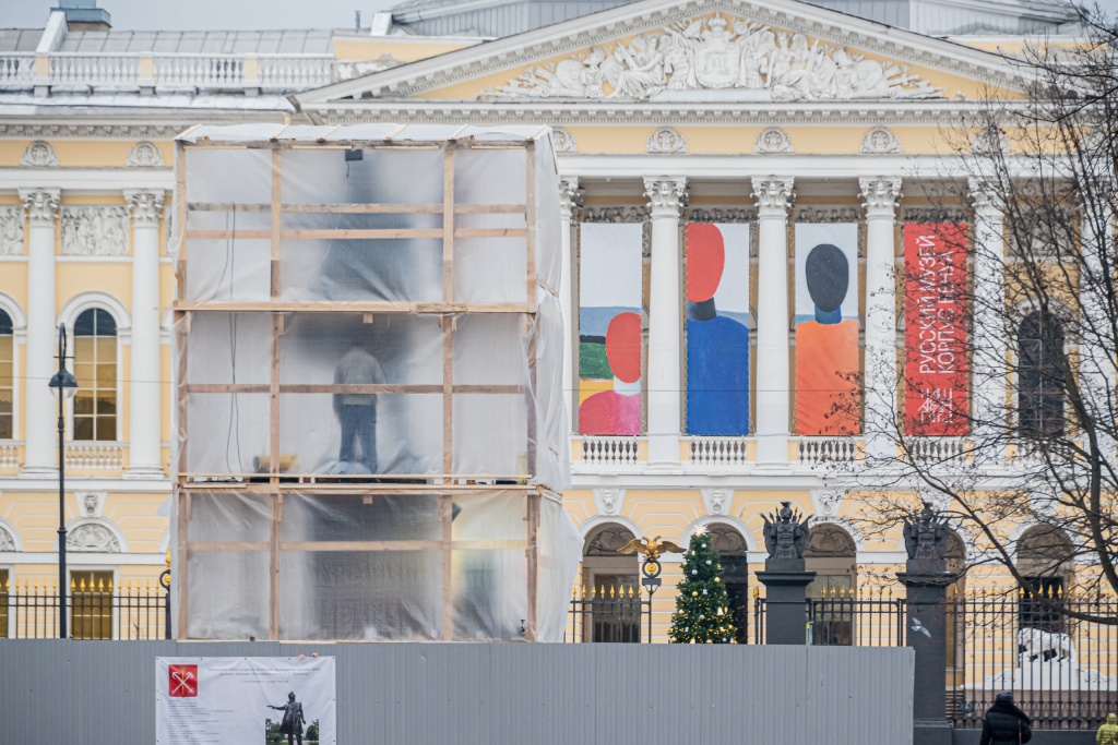 Памятник Александру Пушкину в лесах (2025). Фото: Ирина Иванова. Правообладатель: Институт культурных программ.