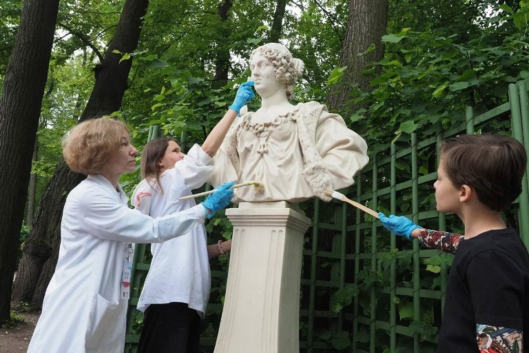 Фестиваль «День Летнего сада». Мастер-класс по реставрации скульптур Летнего сада. Источник: vk.com/rusmuseum. Правообладатель: vk.com/rusmuseum. 