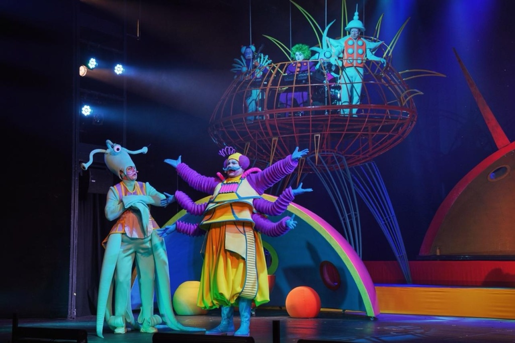 Мюзикл «Тайна третьей планеты» выполнен в жанре большого спектакля. 