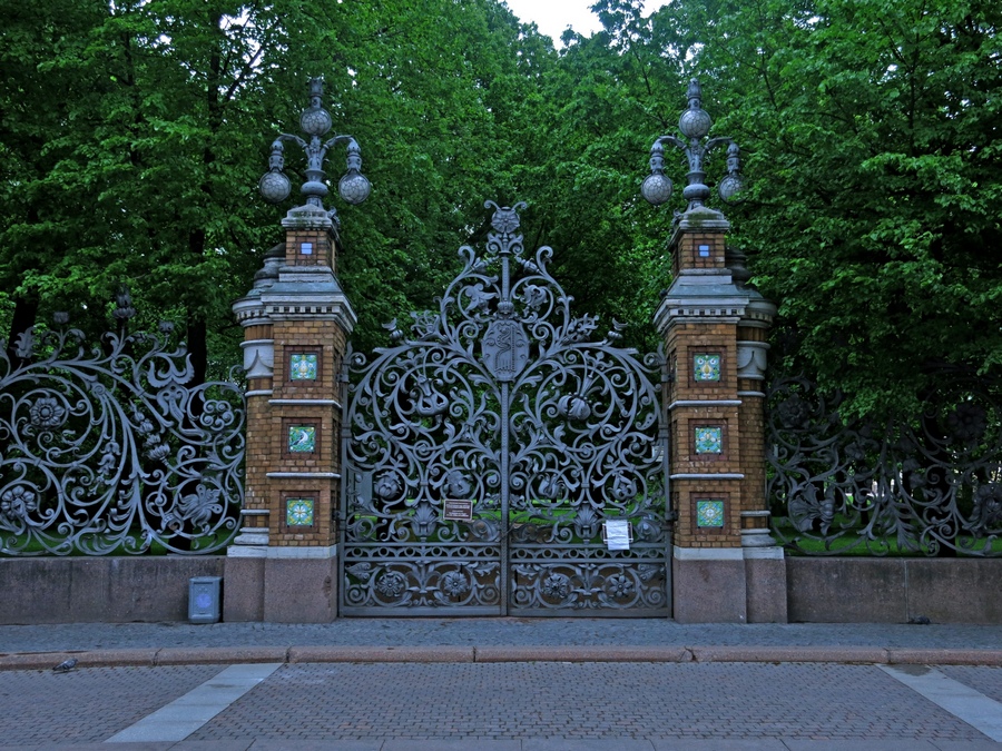 Знаменитая решетка и ворота Михайловского сада. Фото: Ирина Иванова