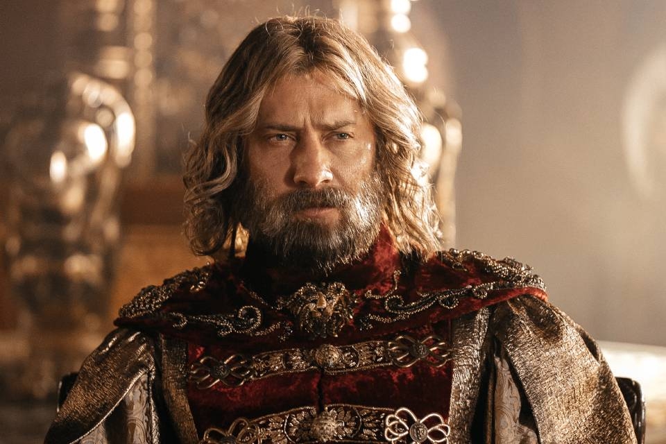 Павел Прилучный в роли царя Салтана с пуговицами «Дыня». Кадр из фильма. 