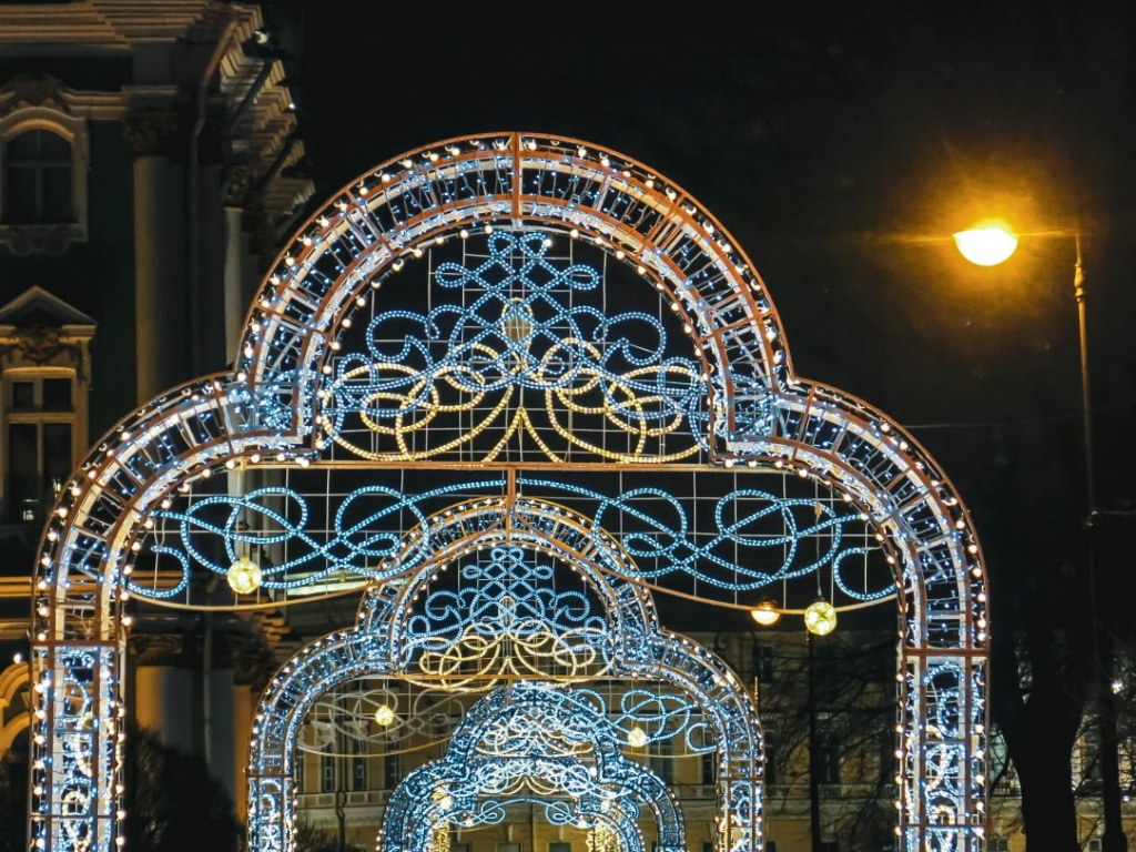 Новогодние арки в саду Зимнего дворца. Фото: Ирина Иванова