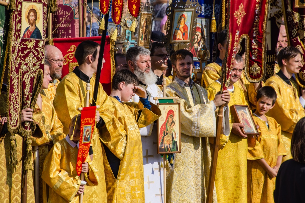 Участники крестного похода слушают выступления. Фото: Ирина Иванова.