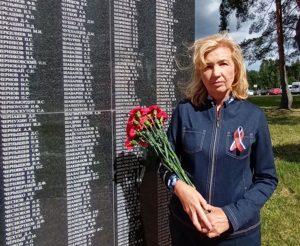 И.Кизилова у плиты мемориала с именем дедушки (1).jpg