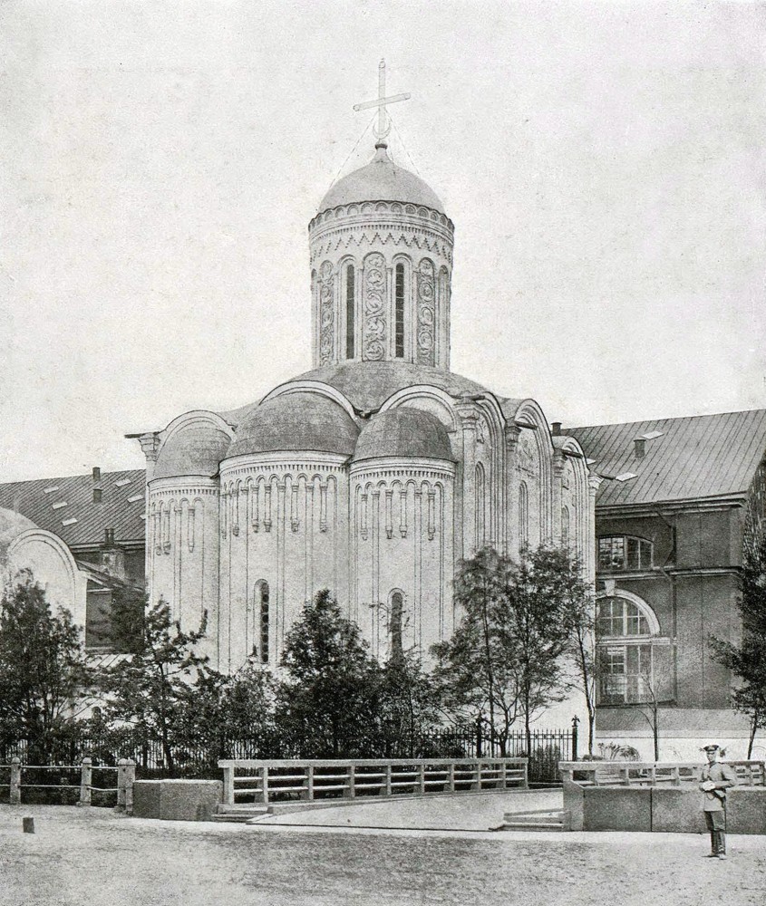 Исторический храм Спас-на-Водах возвели в 1911 году в честь моряков, героически погибших в Русско-японской войне, прежде всего — в битве при Цусиме. 