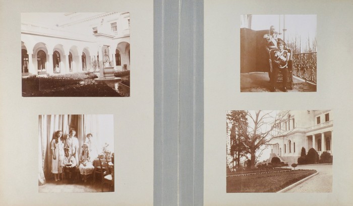 Альбом был приобретен последней императрицей в Ялте на благотворительном базаре в 1913 году, о чем свидетельствует ее собственноручная запись карандашом на первой странице.  Альбом был приобретен последней императрицей в Ялте на благотворительном базаре в 1913 году, о чем свидетельствует ее собственноручная запись карандашом на первой странице.