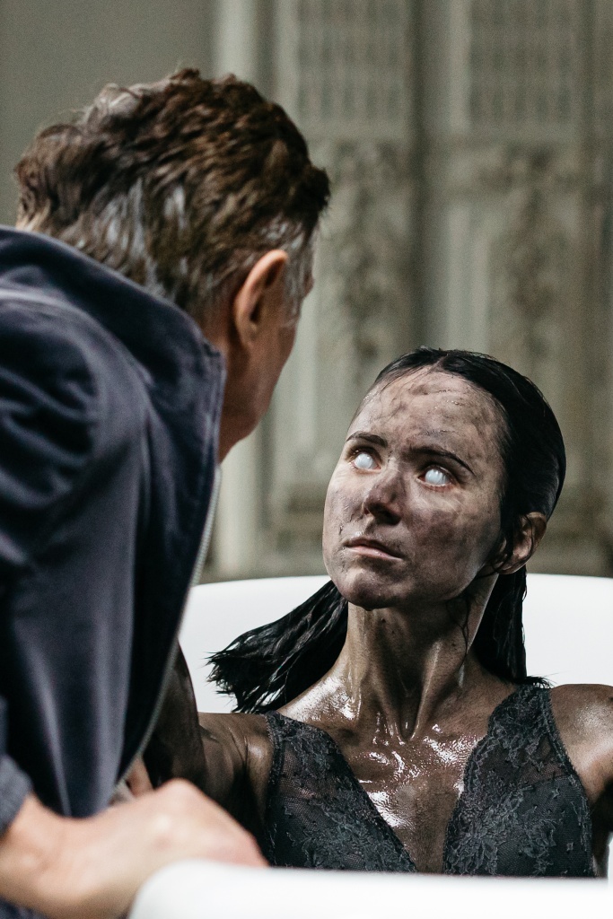 В своей постановке Эрикссен сближает театр с кино: пьеса оборачивается пародией на хоррор фильм. 