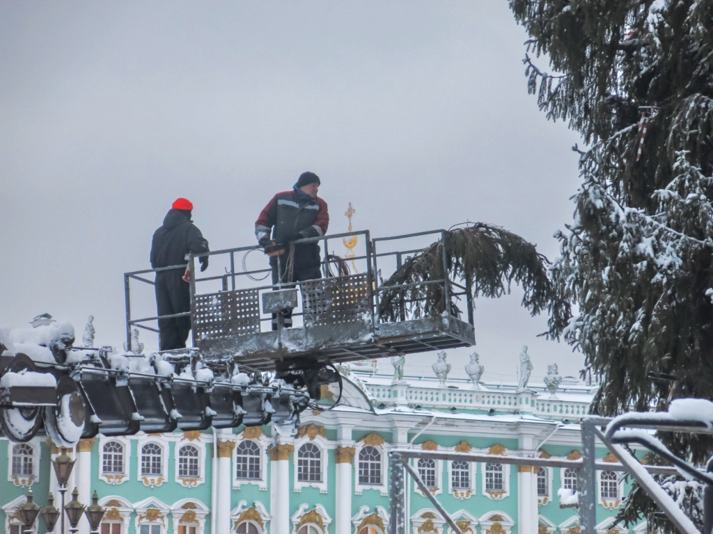 К 20 декабря ёлка будет полностью украшена для встречи Нового года. Фото: Ирина Иванова. Правообладатель: Институт культурных программ.