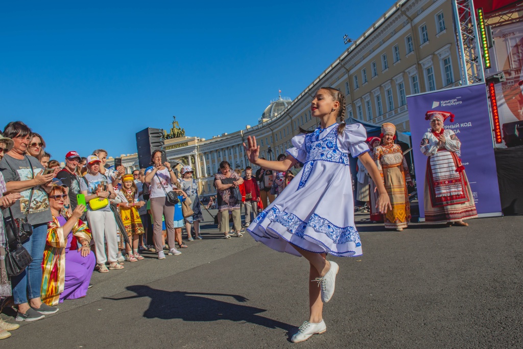 Юная танцовщица Соня исполнила номер "Ромашка". Фото: Ирина Иванова. 