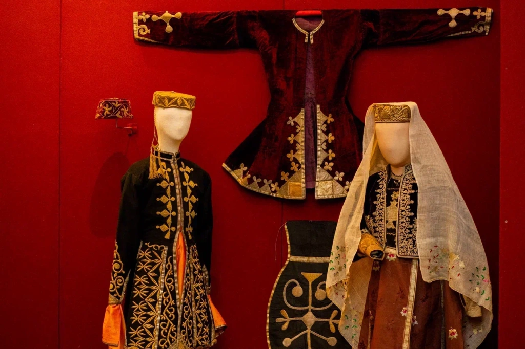 В экспозиции - около 300 уникальных предметов XVIII – начала XX века.