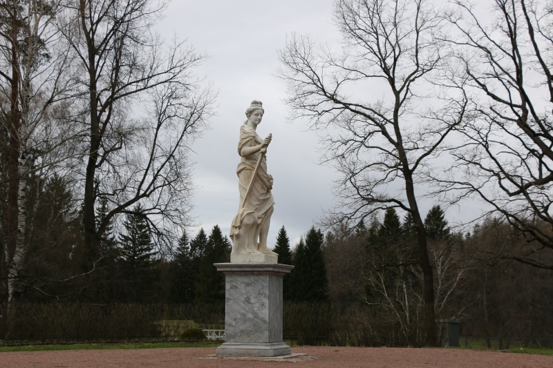 Обложка: В «Павловске» от зимних футляров освободили скульптуры из белого мрамора.